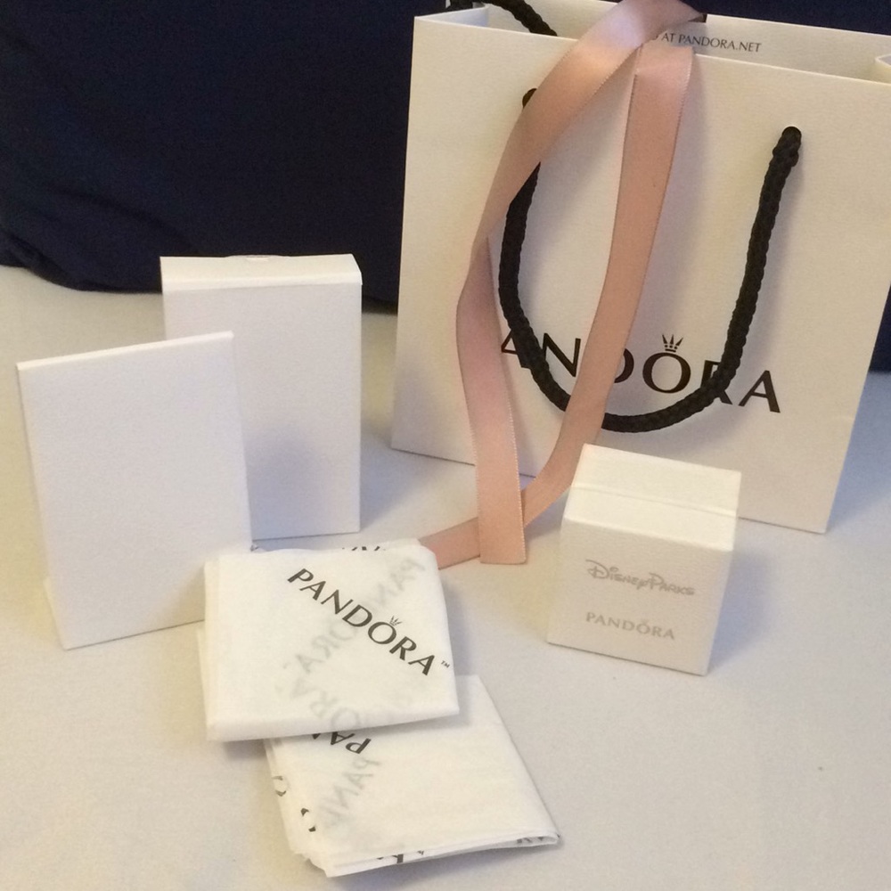 Pandora Disney gift box and bag set